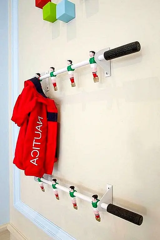 Насколько креативен это? Дети будут любить его, он держит пальто с пола и из углов, и когда нет пальто, чтобы повесить, он удваивается как потрясающее настенное искусство. Это даже здорово для «мужской пещеры!».