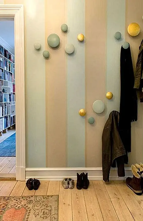 Такая напуганная, креативная идея повесить всю вашу верхнюю одежду. Опять же, это артистично, но функционально! Они привязаны к множеству современных, бохо стиле. Это определенно сделает ваш фойе поп!