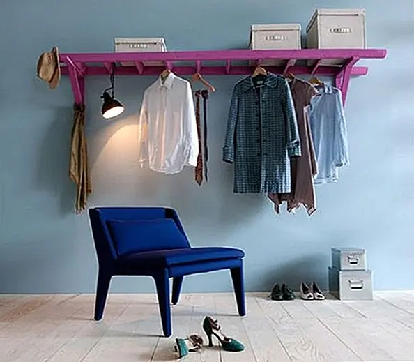 Потертая, старинная лестница может не только создать память для вашей комнаты, но и на самом деле работать для подвешивания ваших и ваших гостей. Это отличный способ познакомиться с легким проектом DIY.