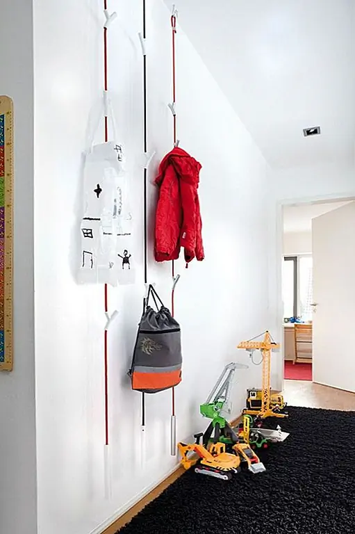 Это игривое и молодое, эта невероятная идея подвески пальто - отличный способ украсить и удивить всех, кто идет через дверь. Это еще один отличный способ окунуть руки в проект DIY.