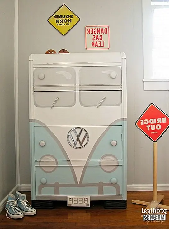 Наденет ли этот комод что-то? Дизайн пост-макияж определенно прояснит ситуацию. Старинная часть была полностью преобразована с темой Volkswagen. Его нужно было нарисовать первым, по частям. Трафареты были созданы с картоном, и теперь комод выглядит довольно привлекательным. {Найден на блуднике}.