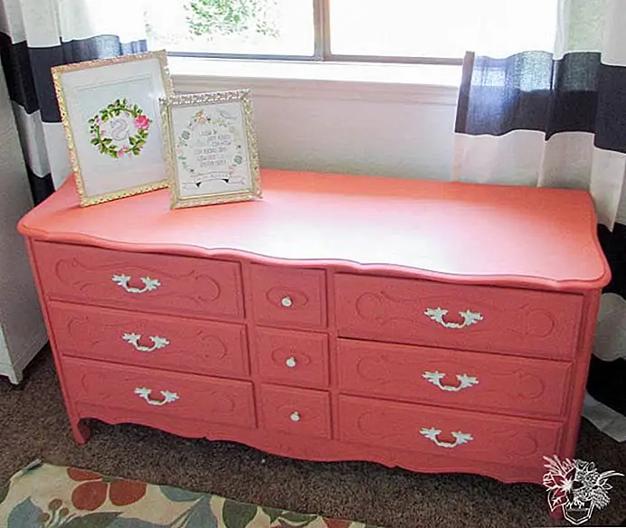 Французские комоды, такие как этот, очень обаятельны, даже когда они стареют, устарели и полны пыли. Они - идеальный ресурс перестройки, и вы можете оживить их множеством интересных способов. Перекрашивание комода - это определенно вариант, который вы должны принять во внимание, и, в зависимости от функции и местоположения, которые он займет, вы можете сделать его выдающимся или вписаться. Розовый - это смелый выбор в этом случае и в сочетании с белым выдвижения выдвижных ящиков и черных и белых полос на сторонах выдвижного ящика, результат - шикарный новый дизайн. {найден на карманных местах}.