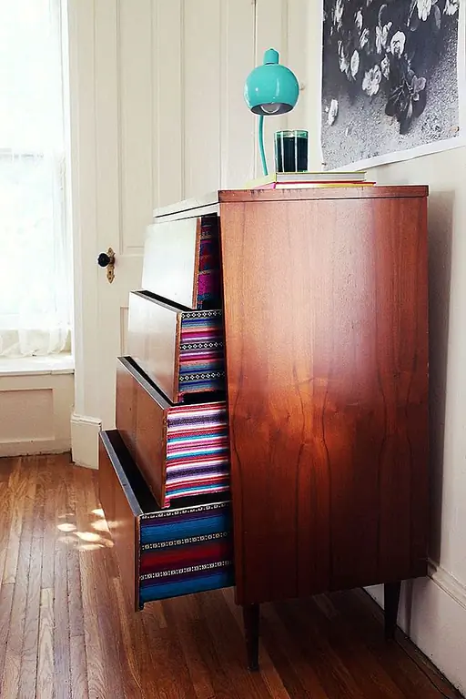 Интересной идеей может быть использование узорчатой ткани для выравнивания ящиков комода. Просто посмотрите, как это получилось в случае макияжа комода, представленного на Abeautifulmess. Все разные модели и цвета придают комоду новый внешний вид. Они остаются скрытыми большую часть времени и становятся освежающим открытием, когда вы открываете ящики.