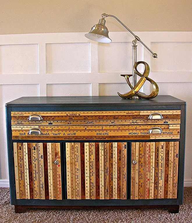 Есть тонна мерки и ничего не использовать для них? Ну, тогда вам повезло, потому что проект, который мы нашли на Cornerhouseblog, требует именно этого: целых дворов, чтобы покрыть комод. В основном, вы просто придерживаетесь их спереди комода по одному, следя за тем, чтобы оставить место для выдвижения ящика. Вы можете организовать их в шаблонах и быть творческими.