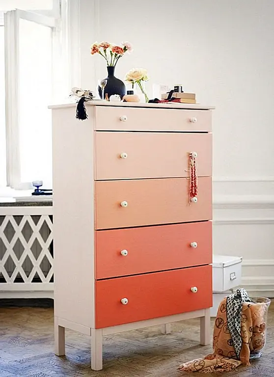 Тем не менее, самый универсальный метод по-прежнему остается тем, где вы используете краску для украшения комода и придаете ему новый внешний вид. Краску можно использовать множеством разных и интересных способов. Например, используйте краску для досок, чтобы позже вы могли персонализировать комод, использовать трафареты, полоски для полотенец, использовать ленту для создания новых конструкций, создавать проекты ombre с использованием разных оттенков одного цвета и не стесняться быть уникальными. Вы можете проверить Brit.co для более вдохновляющих идей.