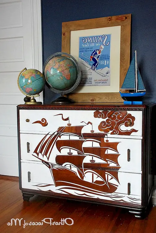 Говоря о трафаретах и уникальных дизайнах, вы можете проверить журнал Флора, чтобы получить подробные инструкции о том, как использовать наклейки и нарисовать старый комод, чтобы он выглядел неузнаваемым. Эта надпись детализирована и сложна, а макияж был очень успешным.