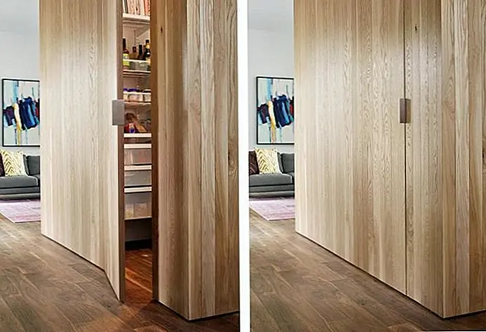 Скрытие пространства на самом деле проще, чем вы думаете. Вы в основном просто должны убедиться, что вход не выделяется. Поэтому, если это дверь, которую вы хотите скрыть, сделайте ее подходящей для стен. Например, если стены сделаны из дерева или окрашены определенным цветом, сделайте то же самое для двери. Если это так, вы можете даже покрыть его обоими.