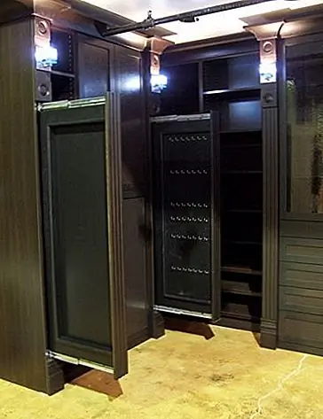 Вертикальное хранение легко скрыть. Это потому, что по какой-то причине мы не воспринимаем тонкую и вертикальную часть шкафа или стены как полезную в любом случае. На самом деле, как будто у вас был большой ящик, установленный вертикально. Вы можете легко скрыть вертикальное хранение внутри вашей кухонной мебели или в шкафу или гардеробной.