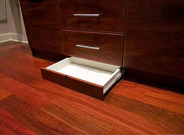 Шкафы также предлагают еще одну замечательную возможность: добавление дополнительного ящика в самом конце устройства в пространстве, которое обычно остается пустым. Это может быть ящик для носка и может быть действительно полезным на кухне. Вы можете использовать его для хранения мешков, складного стула и всех других вещей.