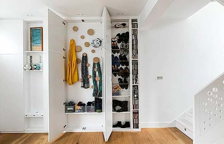 Прихожие и прихожие - отличное место для скрытых складских площадей. Например, неглубокое пространство для хранения может быть легко скрыто внутри стены или за некоторыми открытыми полками. Подумайте об этой идее, если хотите скрыть отделение для куртки, шарфы, обувь или другие вещи.
