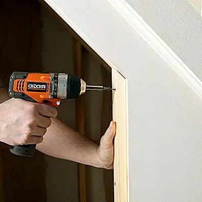 Одна из возможностей - иметь под лестницей секретное пространство. Доступ к нему можно получить через замаскированную дверь, скрытую полосками или другим рисунком. Вы можете сделать это, опустошив это пространство. Убедитесь, что вы не повредите лестницу. Сначала измерьте и разрежьте гипсокартон и удалите часть выбора. Затем установите раму для двери и фактической двери. Покрасьте его, чтобы он соответствовал стене, чтобы он не выделялся.