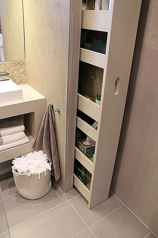 В небольших помещениях, таких как ванная комната, вы хотите, чтобы интерьер был как можно более простым. Поэтому любые большие предметы мебели или полки только загромождали бы пространство и делали бы его менее воздушным и просторным. Решение может быть скрытым отсеком для хранения, встроенным в стену или в узкий уголок. Сделайте это, чтобы соответствовать стенам.