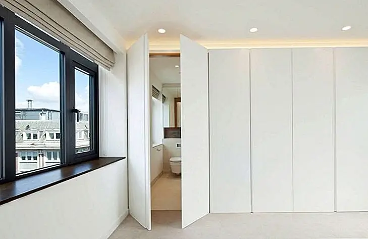 Вы можете даже спрятать всю свою ванную комнату за пару простых дверей. Например, рассмотрите эту ситуацию: у вас есть открытый план этажа или спальня с ванной. Вы можете покрыть всю стену шкафами хранения и спроектировать огромный стенной блок от одной стены к другой. Таким образом, вы можете скрыть вход в соседнюю комнату. Одна или две двери шкафа могут быть дверями, ведущими в ванную.