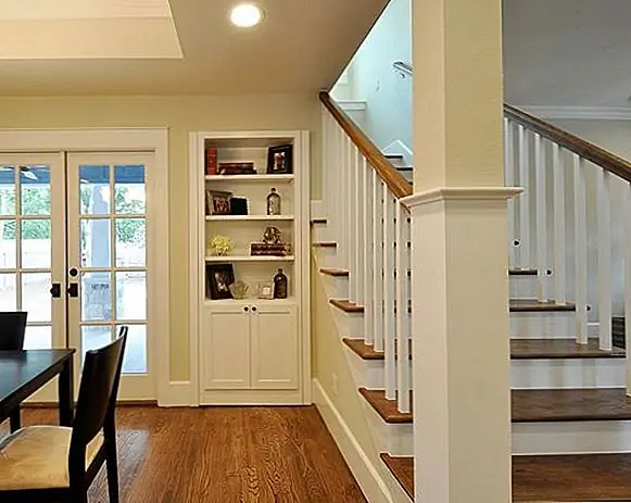 Помните комнату, скрытую за книжным шкафом, о котором мы упоминали вначале? Вот как идея может быть применима к реальному дому, если вы когда-нибудь решите получить такую функцию. В принципе, вместо обычной двери вы скрываете комнату с шкафом. Вы можете сделать это для своего гардероба или других помещений. {Найден на nickmehl}.