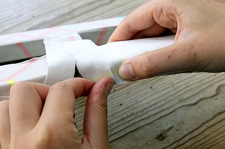 Для нижней части букв вы можете сложить края и склеить их вместе так же, как вы обертываете подарок!