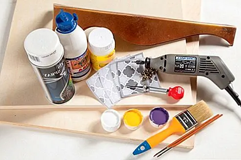 Теперь вы готовы начать так маркировать лист фанеры и распиливать ее. Вы получите четыре квадрата со стороной 40 см и со стороной 50 см. Затем вы делаете отверстия в металлических ножках для винтов с помощью сверла и красите эти ноги в белый цвет. Используйте отпечатки плитки, чтобы нарисовать два листа фанеры 40 см в желтом и фиолетовом и два других листа 40 см, чтобы нарисовать их желтым цветом.