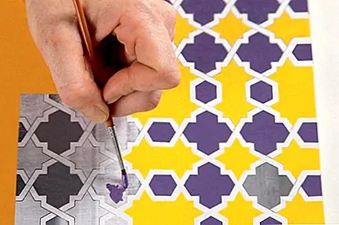 Основание стола можно сделать, подключив четыре листа фанеры и четыре ножки с помощью винтов. Оставшийся лист фанеры краснеет и покрывает клеем для декупажа. Затем поместите его на основание и пригвоздите к нему.