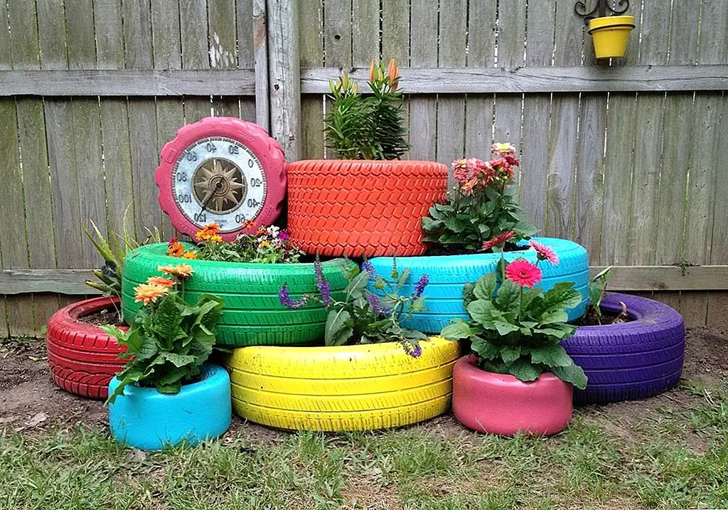 Старые шины также отлично подходят для изготовления плантационных и цветников. Чтобы сделать вещи более интересными, нарисуйте шины разных цветов. Вы можете устроить их так, как хотите. Простой, но изобретательный и очень интересный. Я определенно хотел бы попробовать этот проект в один прекрасный день. {Найден на lemonbeanandthings}.