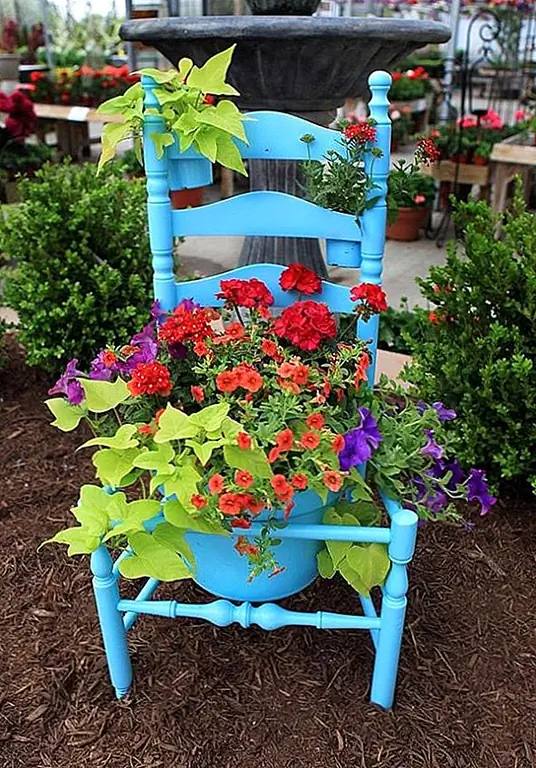 У старого кресла есть большой потенциал, и, если вы решите превратить его в плантатор, вам сначала нужно снять сиденье. Положите на место ведро или плантатор, а затем весело проводите подбор цветов, которые вам нравятся, и направляйте их, позволяя им залезть на спинку. {Найден на seattletimes}.