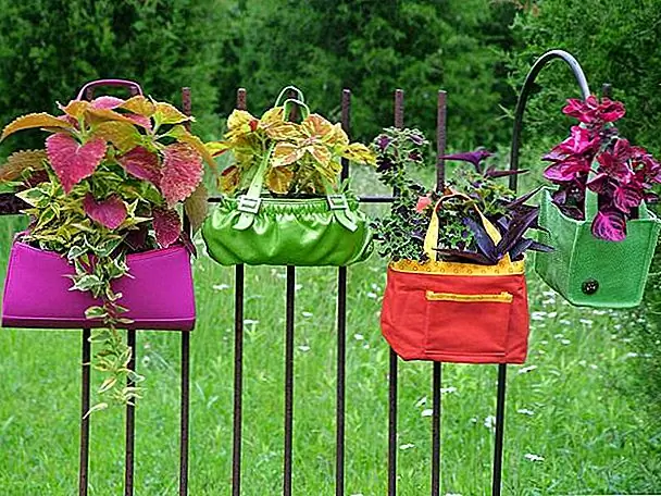 Что вы делаете со своими старыми кошельками и сумками? Выбросьте их. У нас есть гораздо лучшая идея. Заполните их почвой и повесьте их на свой забор или крыльцо или где-нибудь еще, что вы хотите. Это одна из самых инновационных идей.