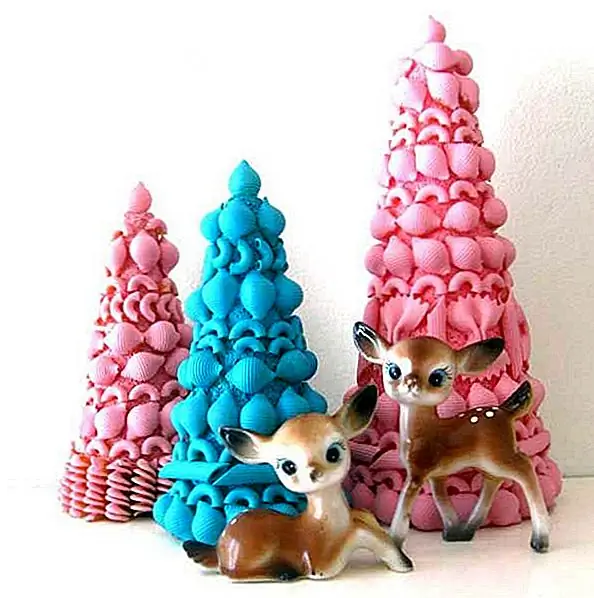 Все, что вам нужно, это краска для распыления, сухие макароны и конусы из пенополистирола! Как весело это будет для самых маленьких членов семьи? Это займет немного времени, но это будет довольно заветная история семейной истории на долгие годы.