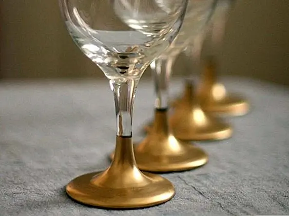 Это могут быть водные очки или вилки, захватить некоторые из ваших старейших серебряных изделий и дать им обновление для рождественского обеденного стола! Окуните их в краску из золота или доски и не забудьте добавить все в свой личный набор!