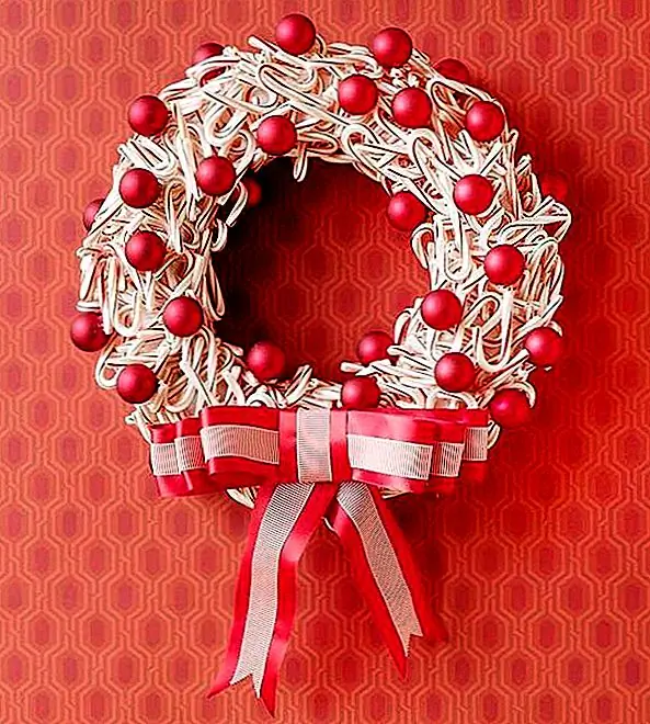 Начните накапливать конфетные трости! Это один интересный проект, который нужно взять, и каждый получит возможность перекусить запасы! Но важно, чтобы у вас был пучок клея, нагретый и готовый к работе.