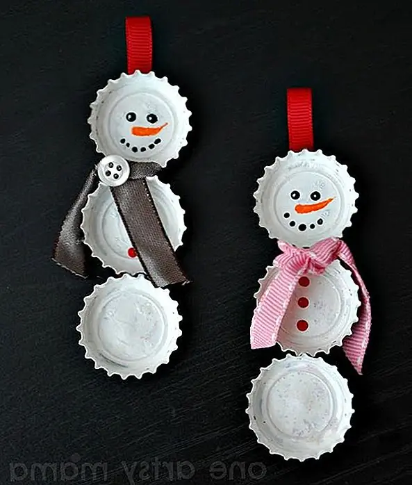 Каждый может сделать свой собственный, с собственным стилем и пизаком. Этот снеговик для бутылочек не может быть более дружелюбным к ребенку или забавным для курортного сезона. {Найден на oneartsymama}.