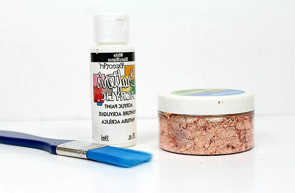 Начинайте очищать ваш плантатор чистой влажной тканью и сушить ее бумажным полотенцем. Покрасьте 2-3 слоя акриловой белой краски. Я думаю, что этот DIY также может выглядеть потрясающе с черными или цветными красками - вы можете изменить его в зависимости от вашей цветовой гаммы.