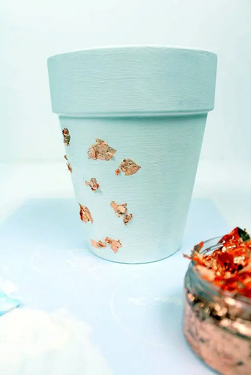 Вы можете использовать свой палец, чтобы сгладить каждую часть фольги и прикрепить ее к плантатору. Я не делал этого для каждой пьесы, так как мне нравилось ощущение 3D в местах.