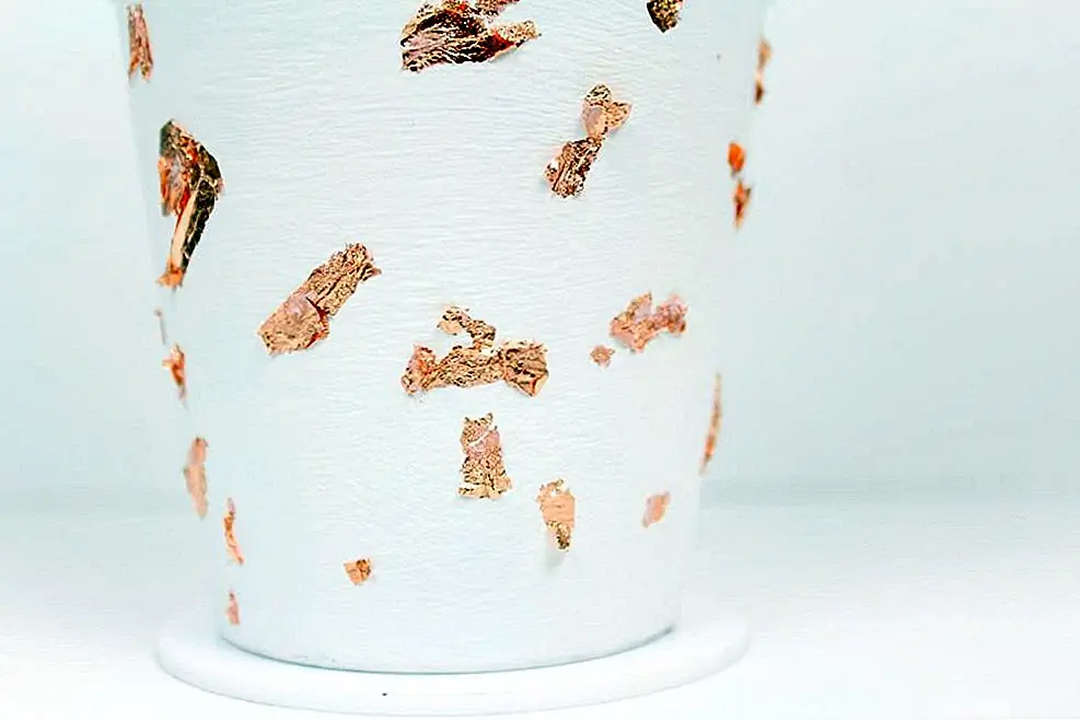 Дополнительным шагом является нанесение краски или распыление плантатора на герметик. Это лучше всего работает, если вы сплющили части из медной фольги.