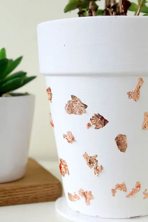 Плантатор подходит только для комнатных растений, но выглядит фантастически, когда сгруппирован с другими плантаторами и вашим любимым принтом.