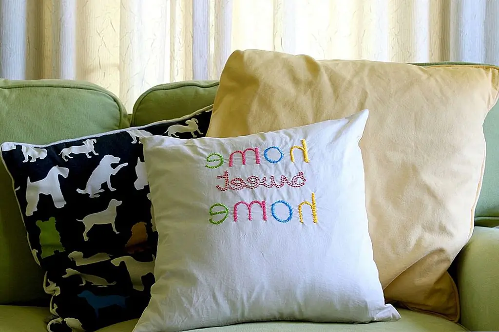 Втянутую домашнюю домашнюю подушку для дома можно легко настроить, но мы пошли с «домашним милым домом» и использовали только два разных шва, потому что они выглядят просто и чисто на подушке.