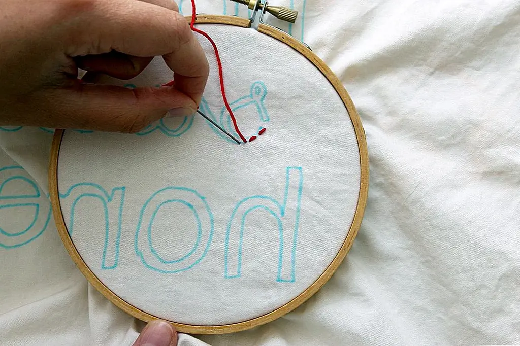 Дом, милый дом! Я не вышиваю слишком часто, поэтому я хотел поделиться тем, что было легко для любого, но все равно выглядит потрясающе. Вы можете очень весело провести время с этим ремеслом. Комментарий ниже любых забавных высказываний, которые вы положили бы на подушку!