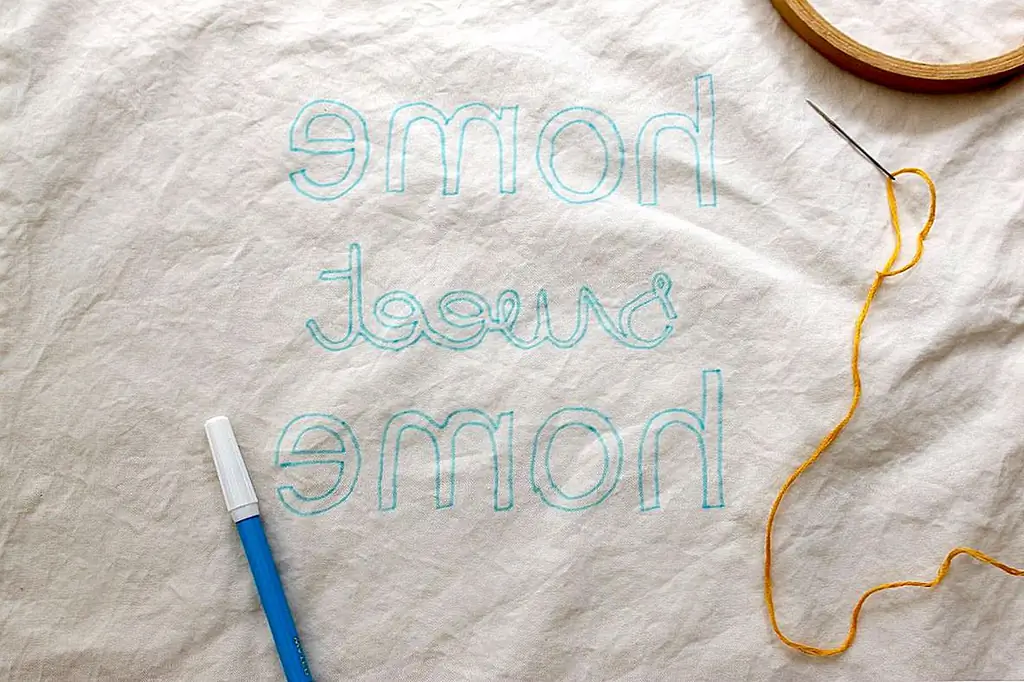 Прикрепите меньший из двух кругов вышивального обруча внутри наволочки, а затем положите больше на верх, чтобы ваша первая буква была окружена. Удостоверьтесь, что вы находитесь внутри наволочки, или вы сшиваете весь корпус вместе, когда начинаете вышивать!