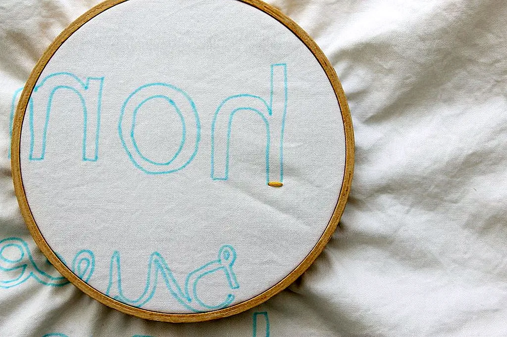 На рисунке ниже находится подушка изнутри, чтобы вы могли видеть, куда поместить вашу иглу дальше: