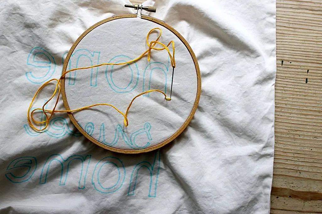 Как только ваше письмо будет завершено, привяжите его и перейдите к следующему письму. Сделайте это, пока ваша фраза не будет закончена. Для шитья «сладкого» мы использовали простую бегущую строчку. Для этого начинайте так же, как вы делали выше, связывая узел и начиная внутри наволочки. Вставляйте и вставляйте текст онлайн, пока вы не вернетесь к началу.