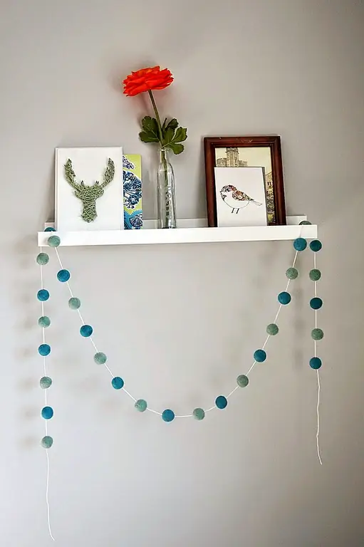 DIY войлочные гирлянды, которые вы можете использовать в качестве праздничных украшений