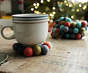 DIY Felt Ball Coasters - простая и сладкая праздничная идея подарка