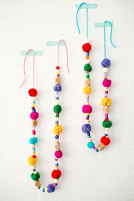 Другой метод, который вы можете использовать, заключается в создании войлочных шаров. Вы можете найти подробные инструкции о том, как создавать эти нечеткие шарики фетра на Hellowonderful. После того, как вы все выстроились, вам нужно собрать еще несколько предметов, таких как бусы, шарики, пряжа и иглы. Поток бусинок и войлочных шаров и посмотреть, как гирлянда начинает складываться.