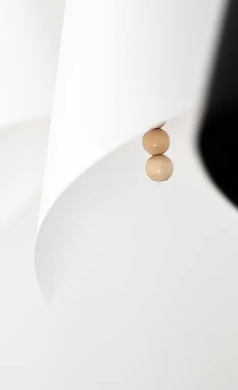 Теперь ваш дизайн готов. Я нахожу это невероятно полезным для создания объектов, которые не только полезны, но и выглядят хорошо. Для кого-то вроде меня, который любит постоянно менять вещи дома, это идеальные решения, потому что, когда я придумываю что-то новое, я не буду менять его. После всего этого DIY Folded Lampshade сделан из бумаги и нескольких деревянных бусинок. Ты можешь в это поверить?