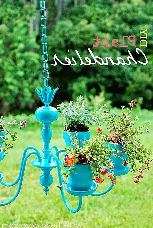 Наружная люстра также может быть декоративной деталью, не обязательно источником света. Например, проект, показанный на thetheysnooze, показывает, как люстра может быть переделана и использована как декоративный элемент, украшенный растениями и цветами. В принципе, вместо лампочек есть небольшие плантаторы. {Найден на whiletheysnooze}.