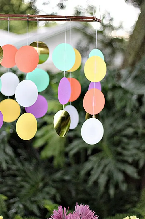 Другой пример декоративной люстры, которую вы можете нарисовать с нуля, можно найти на flairexchange. Принадлежности, необходимые для этого проекта, включают в себя квадратные дюбели двух разных размеров, супер тонкую шпагат и тяжелую шпагат, а также образцы краски или цветные бумажные патроны. {Найден на флаирексе}.