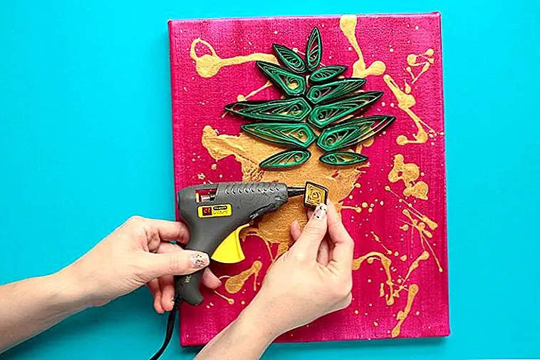 Шаг 8: Организуйте кусочки, чтобы создать ананас и наклеить на место на холсте. Вам может понравиться создать бумажный шаблон с контуром ананаса, чтобы помочь вам упорядочить формы бумаги. Вы можете упорядочить фигуры на бумажном шаблоне; приклеить фигуры друг к другу, а затем приклеить законченную форму ананаса на холст.