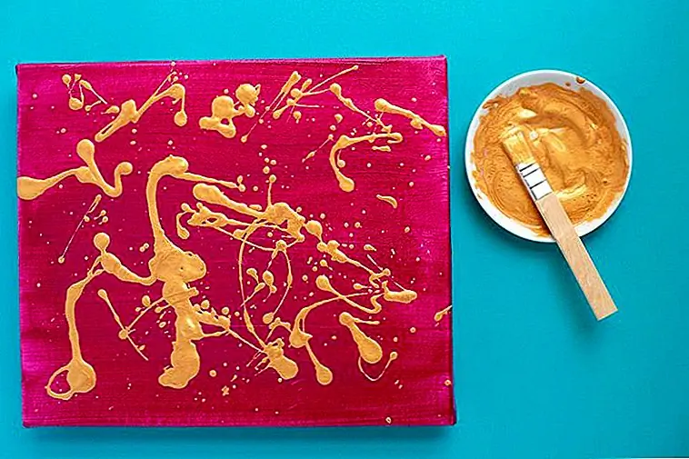 Шаг 2. После того, как базовый цвет высох, вы хотите добавить второй контрастный цвет. Металлики по-прежнему сильно отличаются, поэтому я решил использовать металлическую акриловую краску. Смешайте воду с акриловой краской, чтобы разбавить ее и для приятного абстрактного эффекта, как я использовал, брызги над базовым цветом. Положите его в одну сторону и дайте ему высохнуть полностью. Вы могли бы всегда использовать второй бесплатный цвет и губку, чтобы создать больше эффекта ombré.