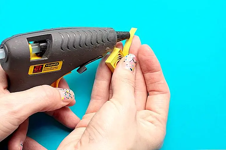 Шаг 4: Приклейте конец для защиты. Для этого вы можете использовать любой подходящий клей для корабля, но для скорости я использовал горячий пистолет для клея.