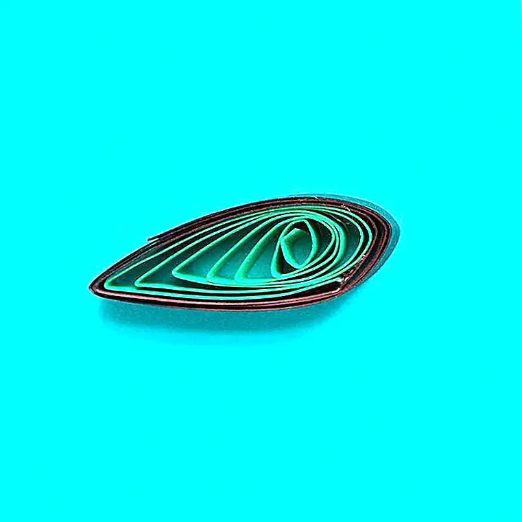 Шаг 7: добавьте определение к листьям, обернув 0,5-дюймовую полоску черной карты вокруг формы листа и клей для обеспечения безопасности.