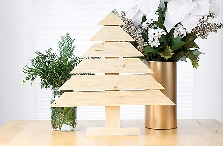 Сегодня я делюсь полным учебником для самой симпатичной маленькой деревенской деревянной елки, и она полностью вышла из лома из моего магазина! Но никогда не бойтесь, если у вас нет деревянного лома, вы можете легко сделать один из них, забив несколько новых пиломатериалов в местном магазине оборудования или в магазине пиломатериалов.