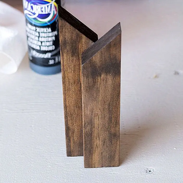 Если вы склеиваете их вместе и оставляете немного места между некоторыми из них, это создаст приятный эффект. Ниже три штуки склеены вместе, с мазком клея на один кусок, чтобы прикрепить следующий кусок. Вы также можете увидеть, как самый короткий фрагмент не выровнен точно с куском, непосредственно прилегающим к нему: