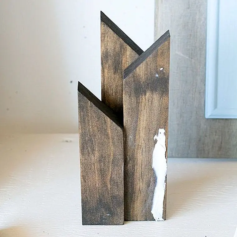 Лучше всего, чтобы клей затвердел, прежде чем перейти к следующей части. Если вы склеиваете несколько кусочков одновременно, будет сложнее сохранить кусочки на месте. Использование быстро применяемого клея помогает ускорить процесс.